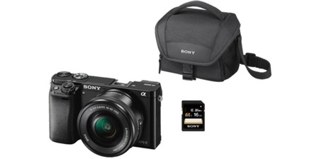 Este completo pack con la sin espejo Sony Alpha A6000, con obejtivo, bolso y tarjeta SD, sólo cuesta 577 euros en MediaMarkt