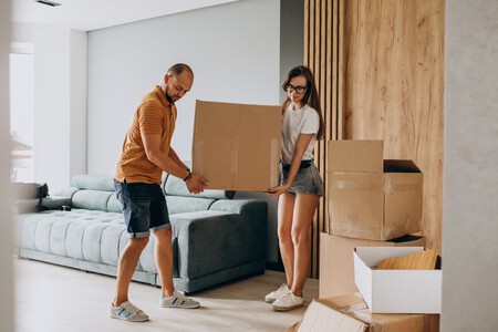 Familia Joven Mudandose Su Nueva Casa