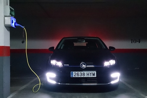 Coches eléctricos y toma de recarga en la plaza de garaje: lo que hay que saber a nivel legal, técnico y de precio