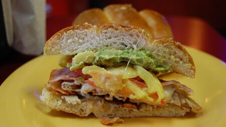 Con pan crujiente, frijoles refritos y mucho sabor: este clásico sándwich mexicano se corona entre los 10 mejores del mundo, según Taste Atlas