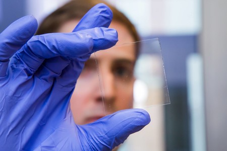 Científicos de Princeton desarrollan unos cristales inteligentes que permiten controlar la luz y el calor que entra en casa