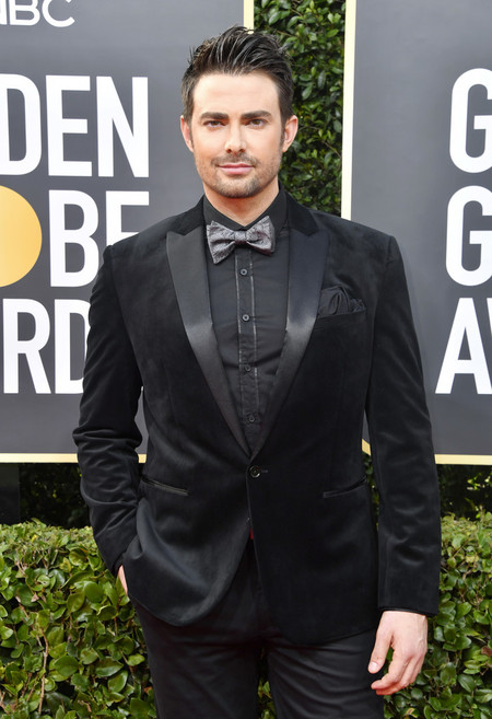 Jonathan Bennett falla con su look total en negro para los Golden Globes