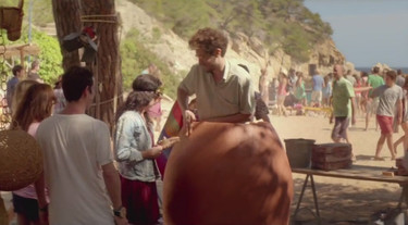 Por si no había ya suficientes ganas de verano, el nuevo anuncio de Estrella Damm viene a ponernos los dientes largos