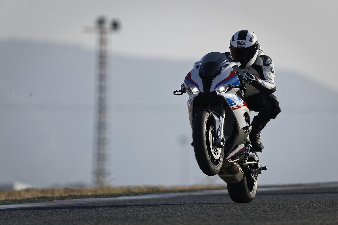 BMW S 1000 RR: 207 CV para una Superbike 10 kg más ligera, tecnológica y radical que nunca