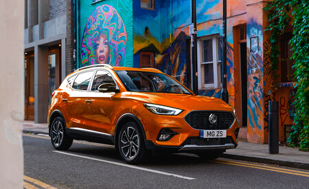 El MG ZS de gasolina ya está disponible en España y es 14.000 euros más barato que el eléctrico