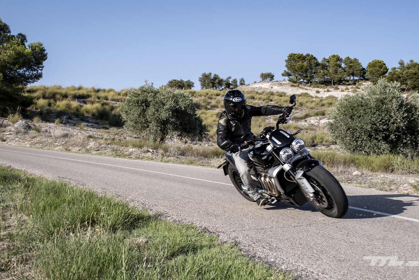 Probamos la Triumph Rocket 3 R Chrome: un cohete tan brillante y tan exagerado que se vuelve adictivo