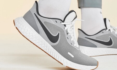 Las zapatillas más vendidas de Amazon son estas Revolution 5 de Nike y hoy las tienes por 37,99 euros con envío y devolución gratis