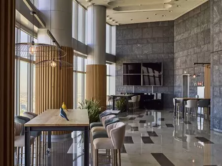 Élkar es el restaurante más alto de España. Y es ideal para para disfrutar del cielo de Madrid