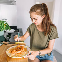 Mi hijo adolescente solo quiere comer en su habitación: cómo establecer buenos hábitos en familia