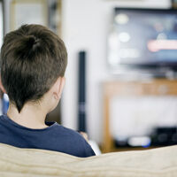 Binge-watching o atracón de series de los niños: el peligro de una mayor adicción con menos capacidad de control