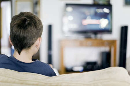 Binge-watching o atracón de series de los niños: el peligro de una mayor adicción con menos capacidad de control