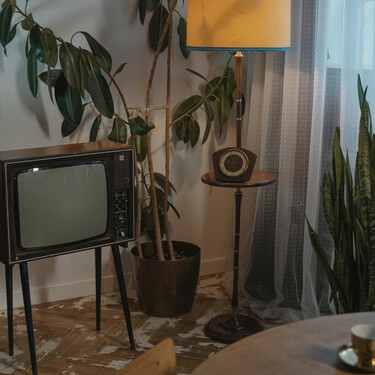 Vuelve el papel pintado y los muebles curvos: el regreso más inesperado de la decoración nos lleva a los años 70
