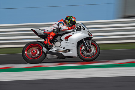 Ducati Panigale V2 White Rosso 2020 3