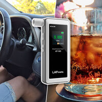 Negarle un brindis al jefe tiene consecuencias, que te paren en un control de la DGT no. Este invento para el móvil es una maravilla