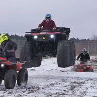 Los rusos están obsesionados con los quads como tanques. Este es el más grande del mundo, un mastodonte con ruedas de tractor y motor Toyota