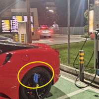 Un millonario se pasó de descarado: llega a un restaurante en su Ferrari, lo deja en un cajón de estacionamiento exclusivo para coches eléctricos y “enchufa” el cargador al rin