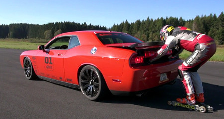 Patinando tras un Challenger SRT8 a 200 km/h