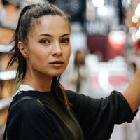 El doom spending de la Generación Z y los Millenial se ha convertido en un problema. Esta es su solución según los expertos