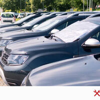Alemania lleva años usando el parasol del coche de una forma que en España casi nadie hace. Y tiene más sentido del que parece