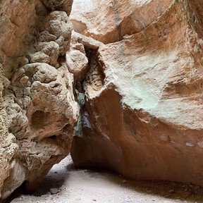 Parece Jordania, pero está en un pueblo de Murcia: un fascinante cañón escondido en una rambla con una ruta muy sencilla para familias 