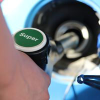 Hasta 160 euros de multa por echar gasolina con la radio encendida o las luces puestas. Esta es la forma correcta de repostar