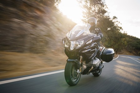 La BMW R 1250 RT 2019 también estrena motor con distribución variable, más potencia y mejor tacto