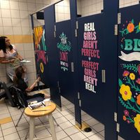 Un grupo de profesores decora los baños del colegio con mensajes positivos para sus alumnos