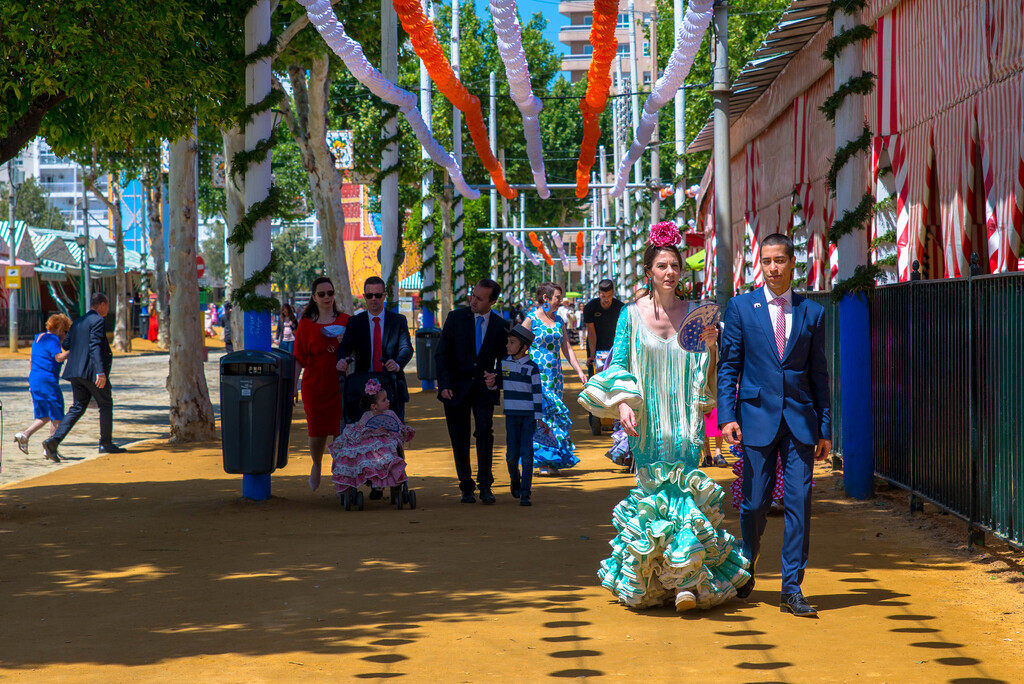 Decenas de vídeos recorren España estos días resolviendo una cuestión: cómo diantres se debe vestir en la Feria de Sevilla