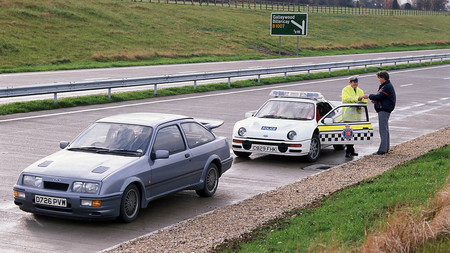 Recreando una imagen icónica de la policía británica con un Ford Focus RS y un Ford RS200