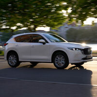 El Mazda CX-5 se actualiza con nuevas tecnologías de conducción semiautónoma y más carácter todoterreno que nunca