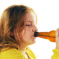 La futura ley contra el consumo de alcohol propone multar a los padres cuyos hijos menores beban