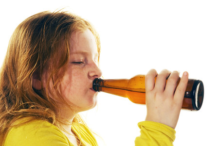 La futura ley contra el consumo de alcohol propone multar a los padres cuyos hijos menores beban