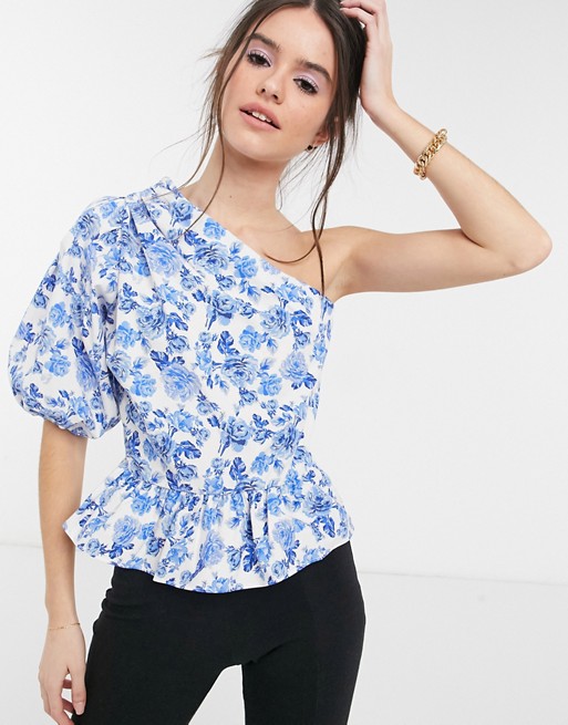 Top asimétrico con estampado floral y peplum