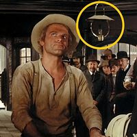 Pausa el western de culto Mi nombre es Ninguno a los 52 minutos y 36 segundos y fíjate muy bien en este saloon