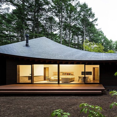 La Casa Cuatro Hojas, una sorprendente vivienda de Japón que se integra en el bosque y tiene una curiosa estructura en el tejado