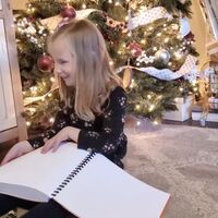 La emotiva reacción de una niña ciega al recibir de regalo de Navidad unos libros de Harry Potter en braille