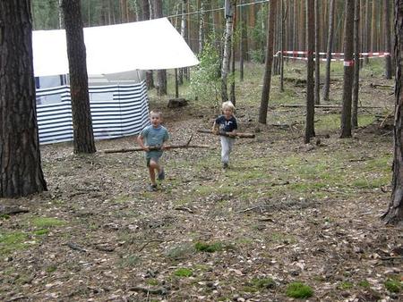 niños jugando en la naturaleza