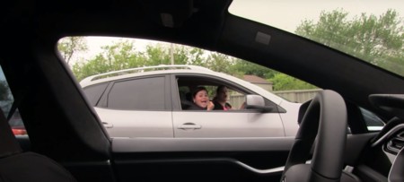 Ya estaban tardando en hacer la broma con el Autopilot de Tesla