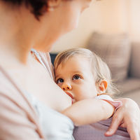Lactancia materna más allá de los seis meses: estos son los beneficios a corto y largo plazo para la salud del bebé y la madre
