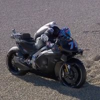 Primeras imágenes de Álex Márquez en MotoGP: una Honda RC213V totalmente negra y primera caída