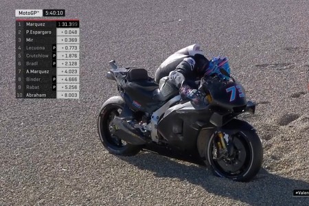 Primeras imágenes de Álex Márquez en MotoGP: una Honda RC213V totalmente negra y primera caída