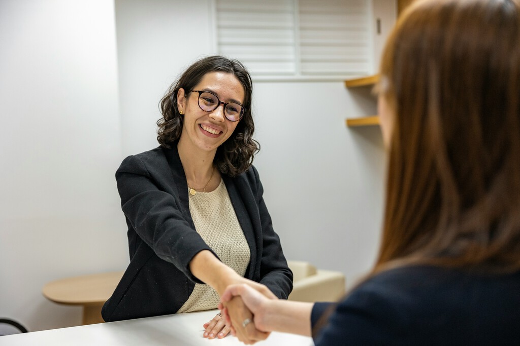 Hay gestos y movimientos esenciales para caer muy bien en entrevistas de trabajo, según un psicólogo: cuatro consejos clave 