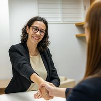 Hay gestos y movimientos esenciales para caer muy bien en entrevistas de trabajo, según un psicólogo: cuatro consejos clave 