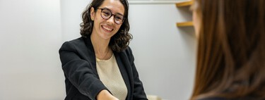 Hay gestos y movimientos esenciales para caer muy bien en entrevistas de trabajo, según un psicólogo: cuatro consejos clave 