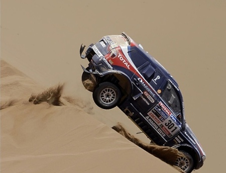 dakar2010_stephane-peterhansel-se-atasca-en-la-novena-etapa-del-dakar.jpg