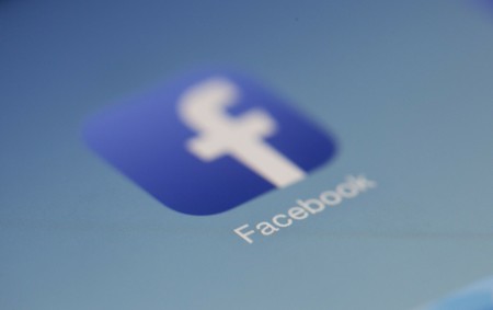 Ni Cambridge Analytica ni el resto de polémicas afectan a Facebook, que gana más dinero que nunca y crece en usuarios