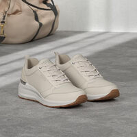 Celebra el viernes con zapatillas nuevas: Skechers tiene su modelo estrella de suela cómoda a mitad de precio 