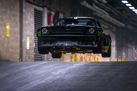 ¡Un vídeo que hará historia! Este es Ken Block para Top Gear por Londres con barra libre de derrapajes en el Mustang Hoonicorn