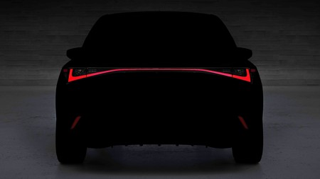 El nuevo Lexus IS se deja ver entre las sombras antes de su presentación el 9 de junio