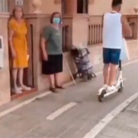 Un paso de cebra en la puerta de su casa, o la 'solución' del Ayuntamiento a un carril bici que impide a estas señoras salir sin que se las lleven por delante